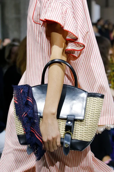 Look 16